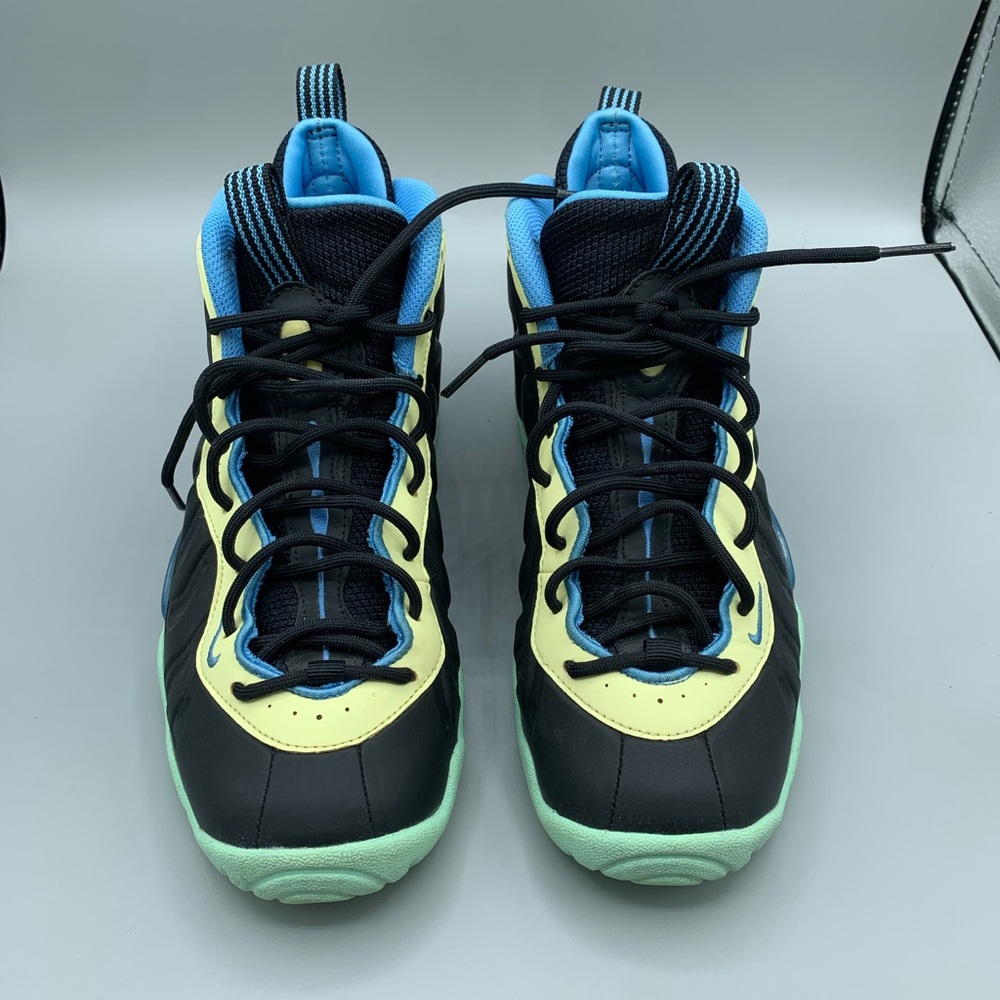 Nike foam posits kids